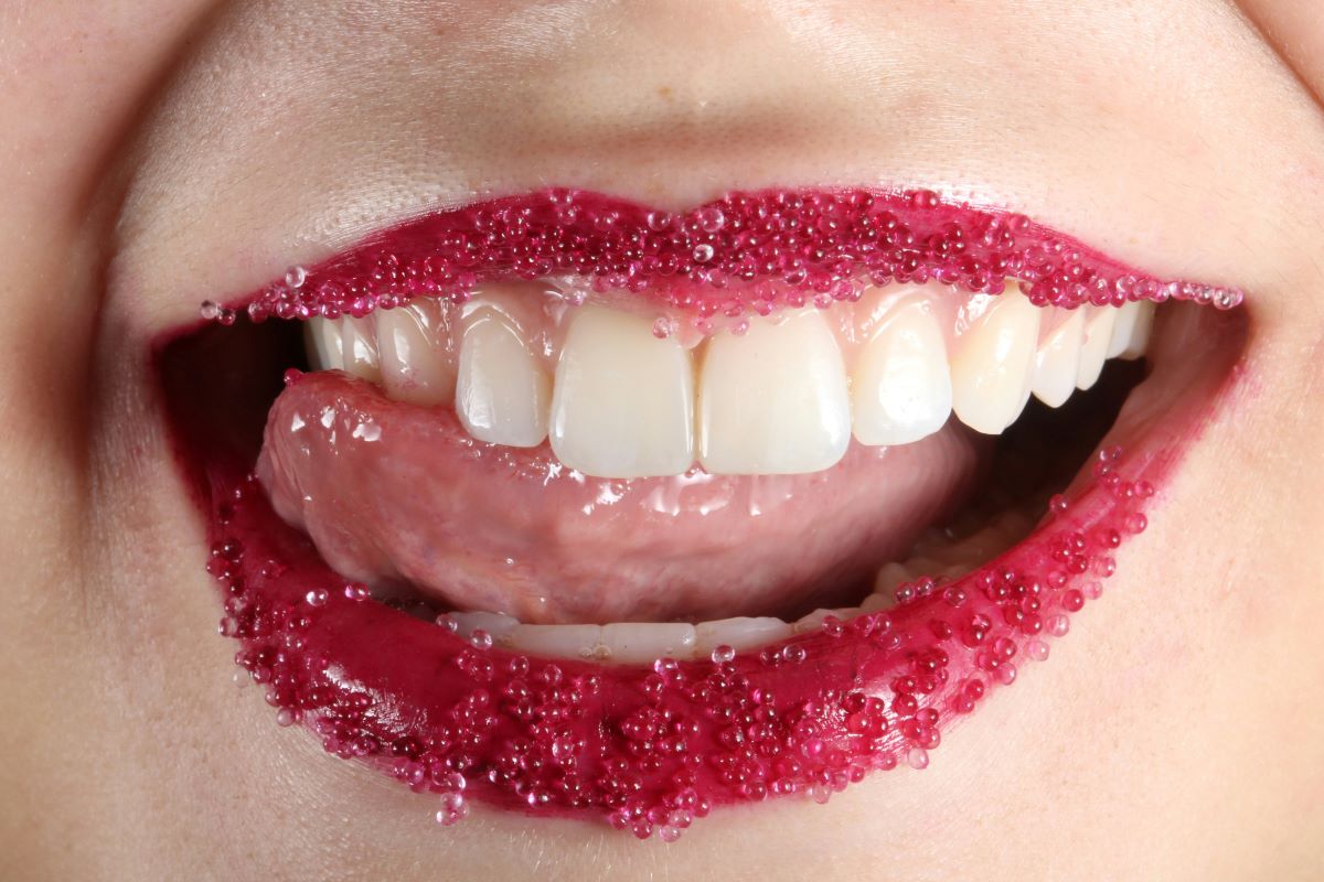 beneficios de exfoliar los labios