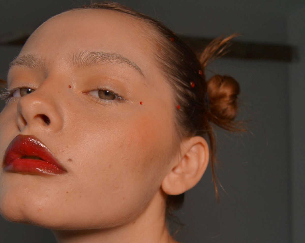 maquillaje con labios rojos