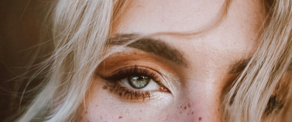 Cómo corregir cejas asimétricas con maquillaje