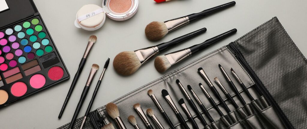 Herramientas esenciales en el kit de un maquillador profesional