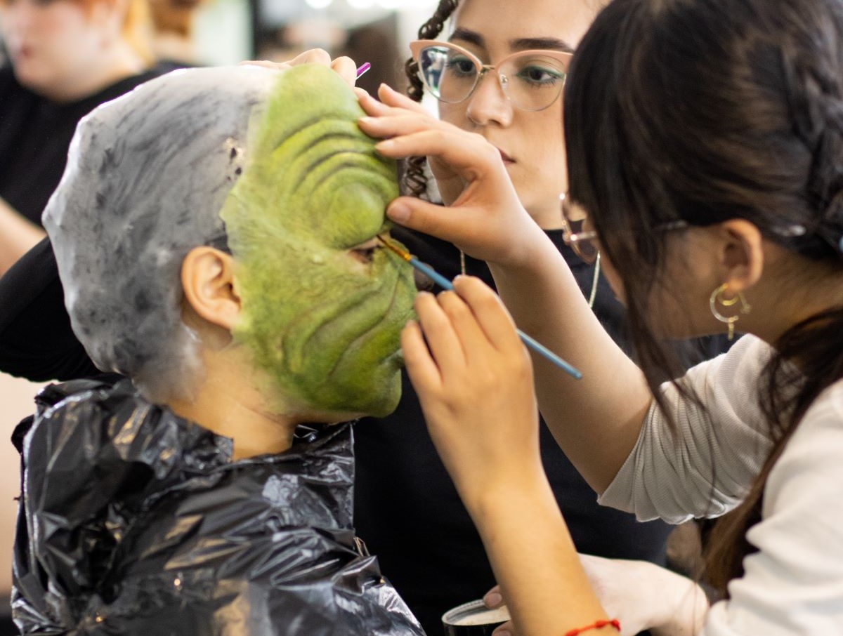 Pintar prótesis faciales