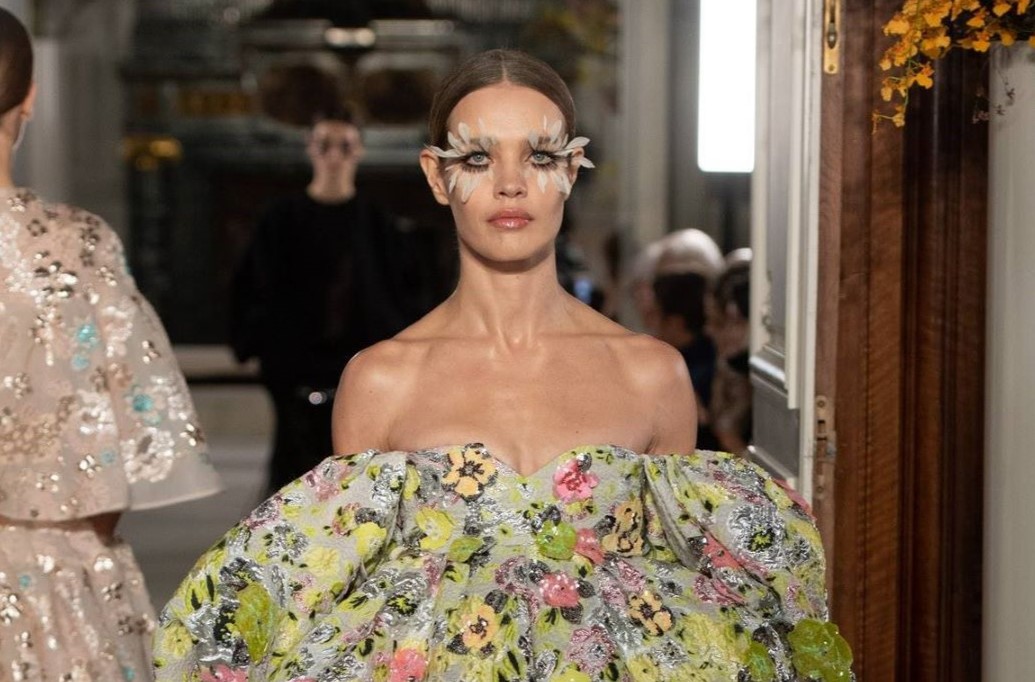 maquillaje con plumas