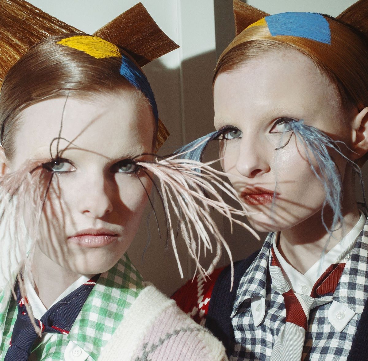 pestañas con plumas