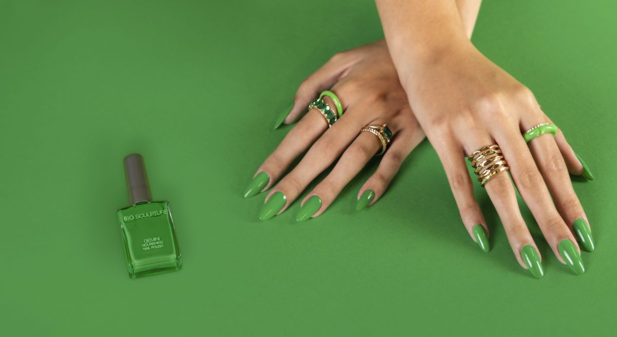 manicura otoño 2025 en verde