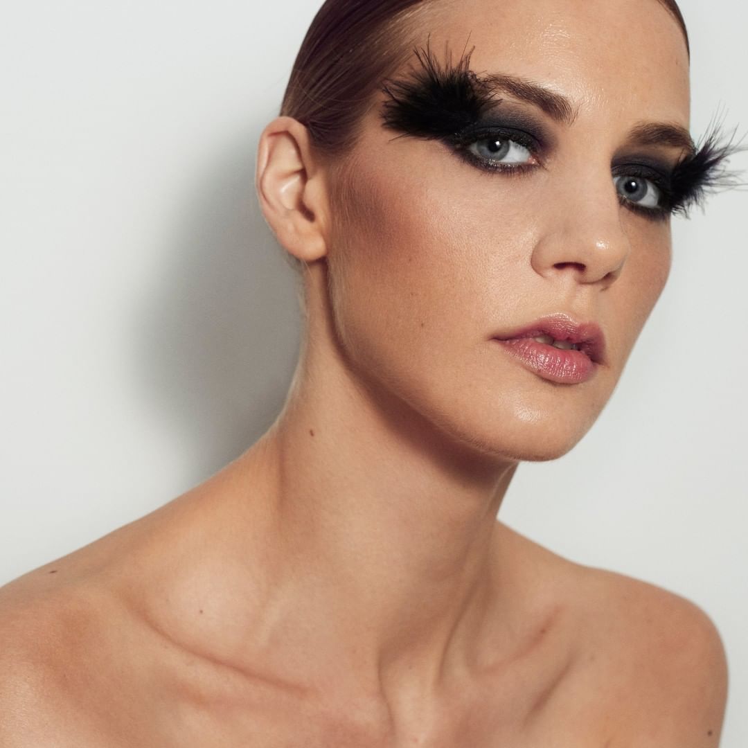 maquillaje con plumas creado en Køhl School