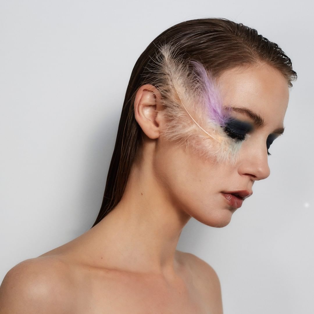 eyeliner con plumas de Køhl School