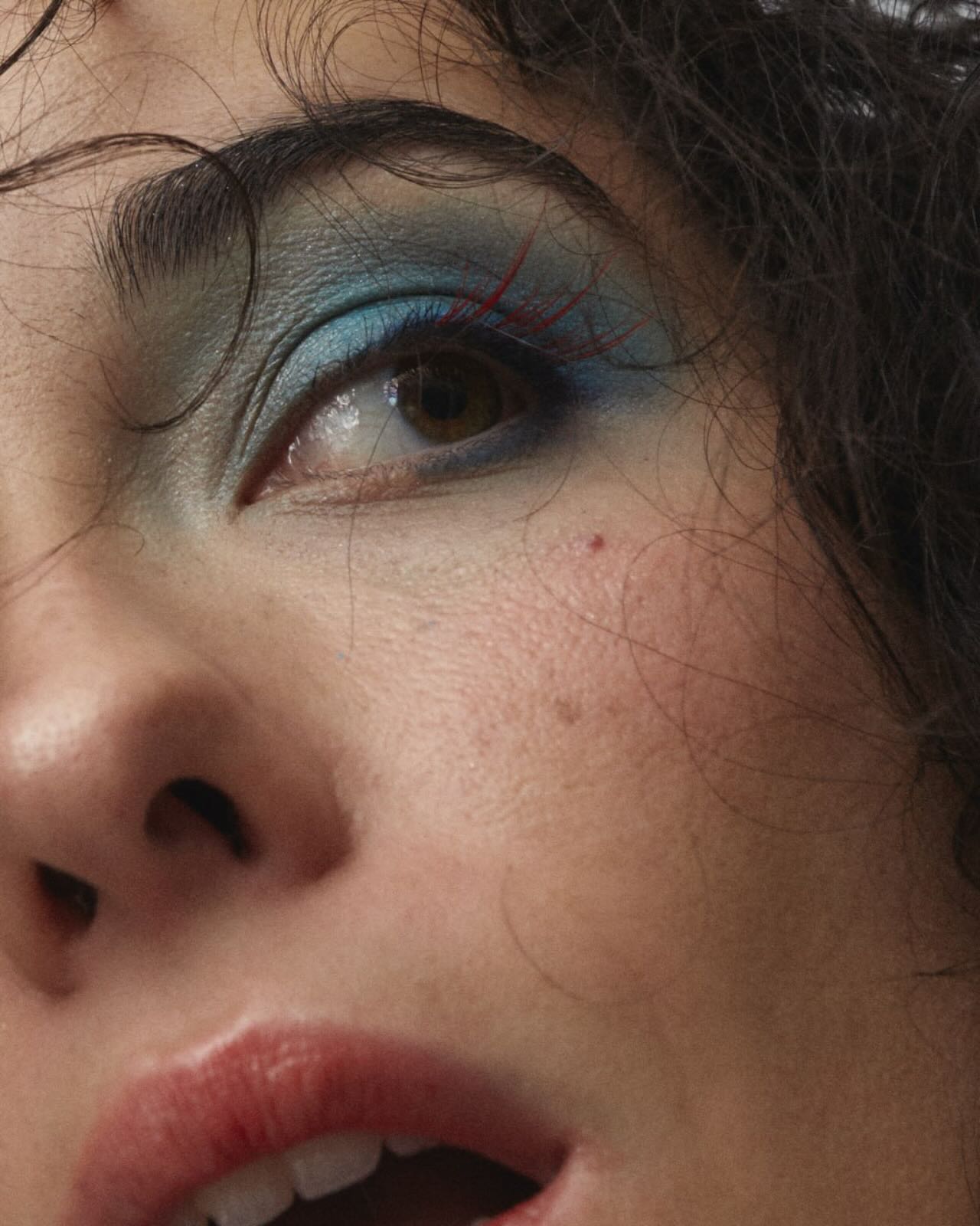 maquillaje con plumas discretas