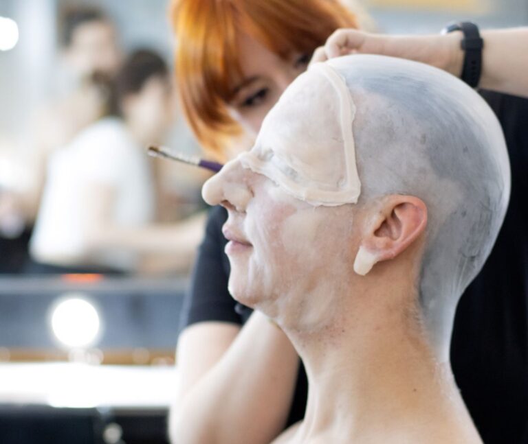 Colocar prótesis faciales