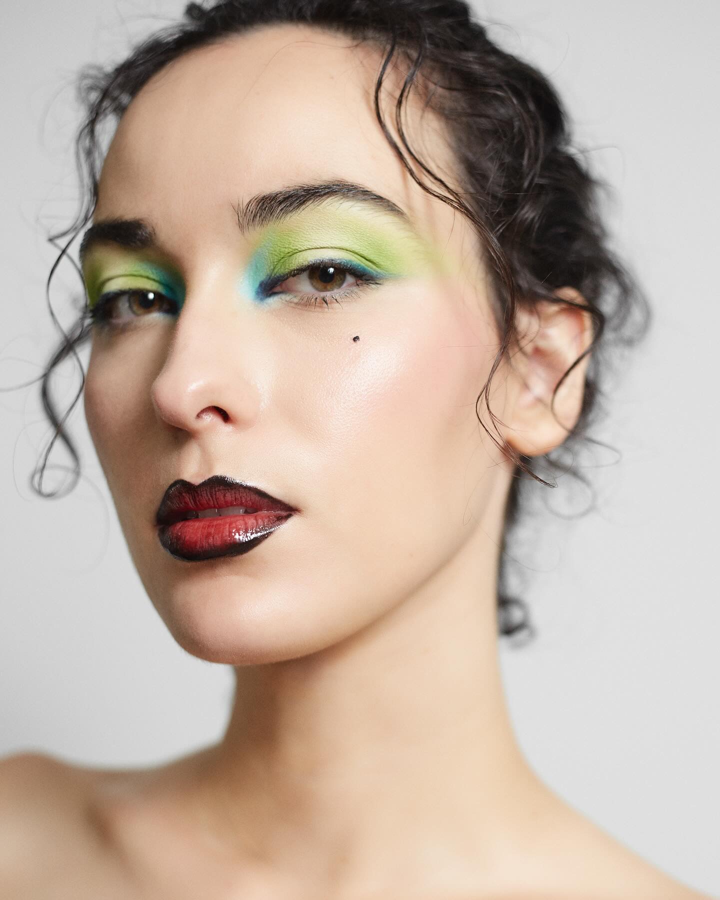 Combinación de colores de sombras para ojos contraste