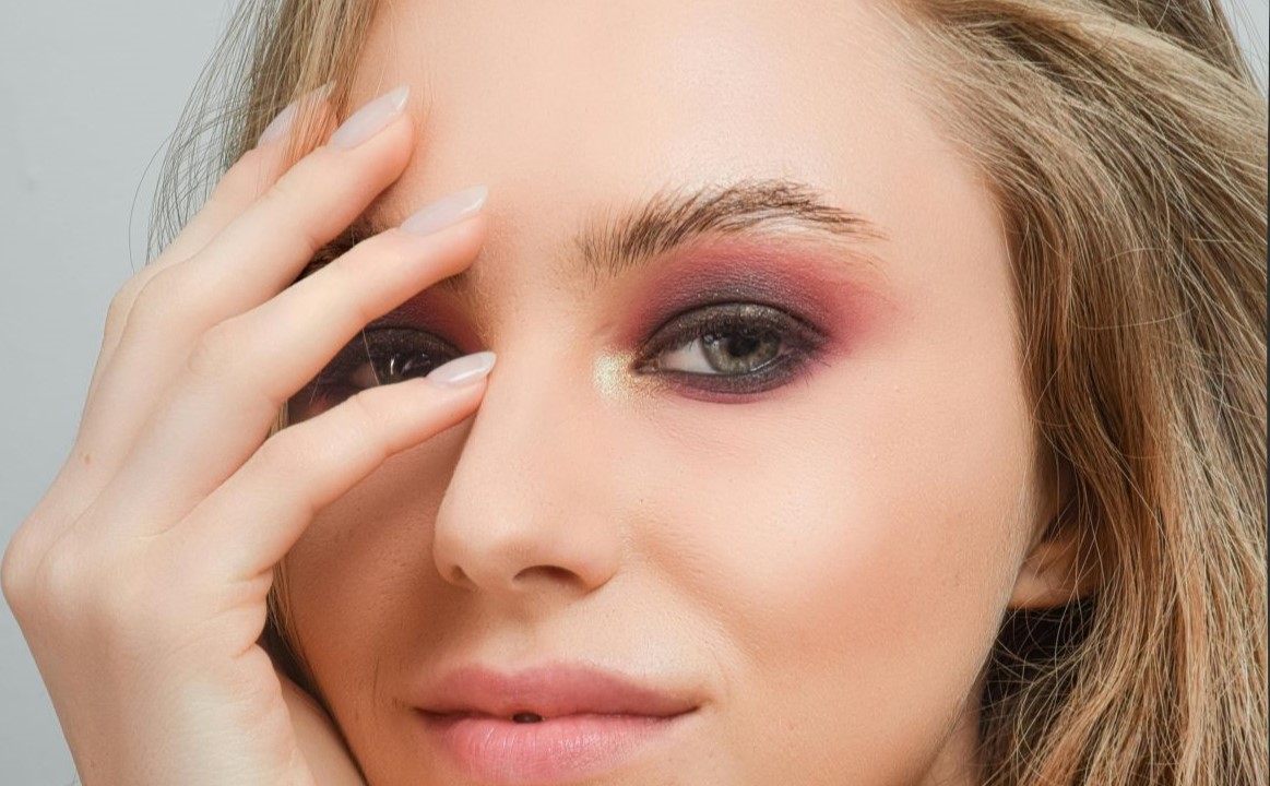 Combinación de colores de sombras para ojos complementarios