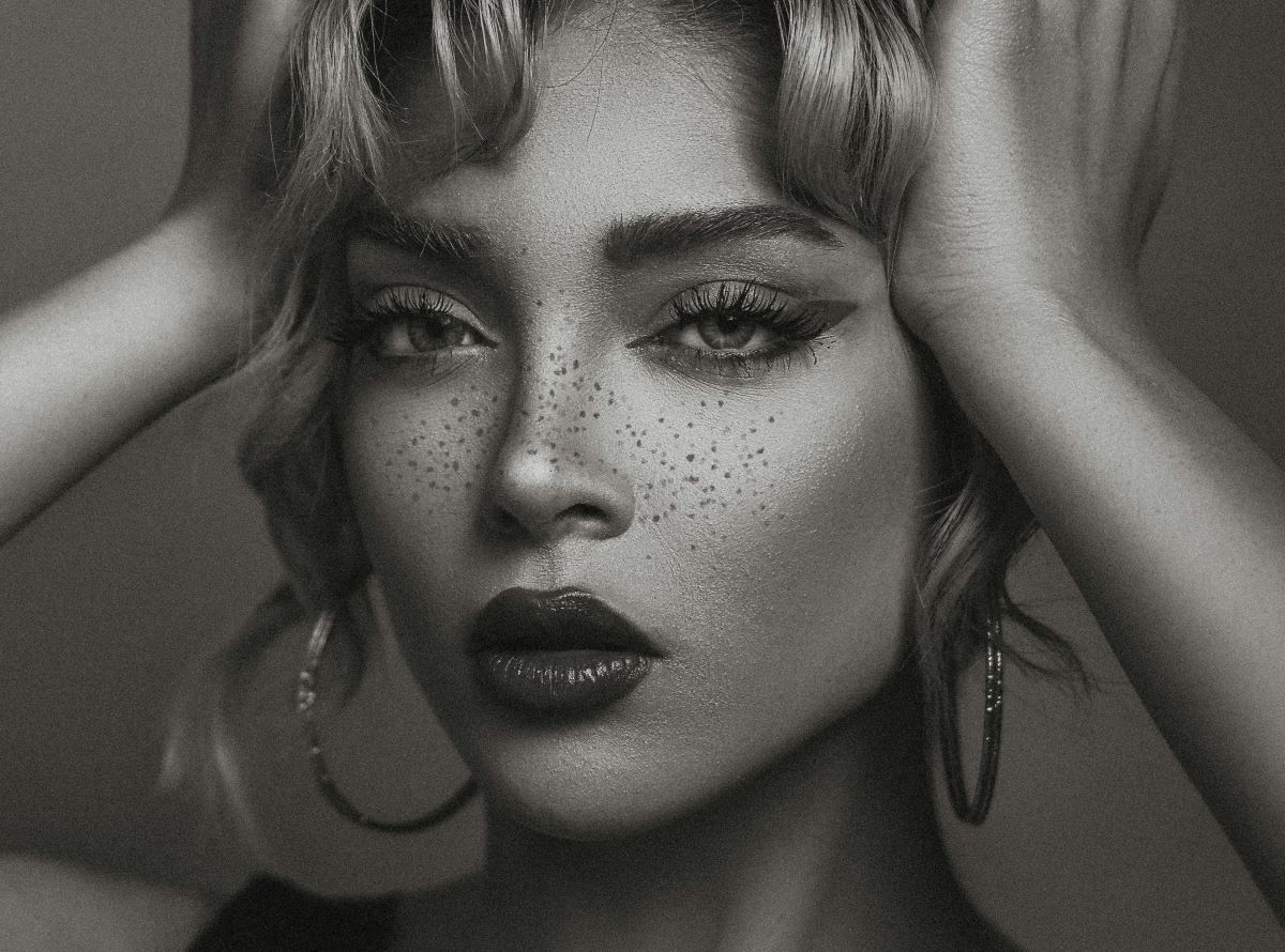 cómo maquillar con pecas falsas