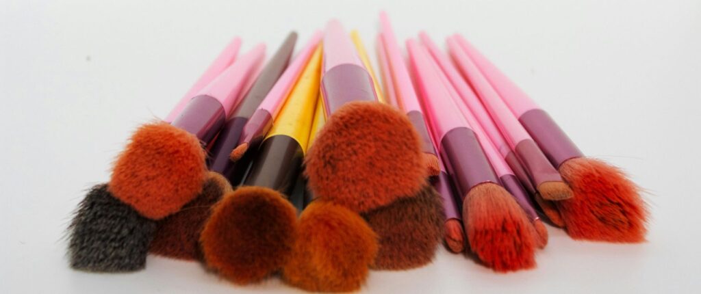 Errores al usar brochas, esponjas y pinceles que arruinan el maquillaje