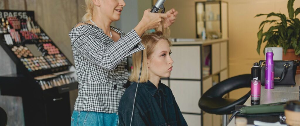 Funciones del peluquero de plató en producciones audiovisuales