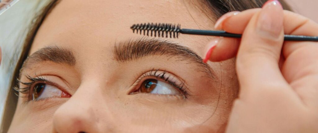 diseño de cejas en maquillaje