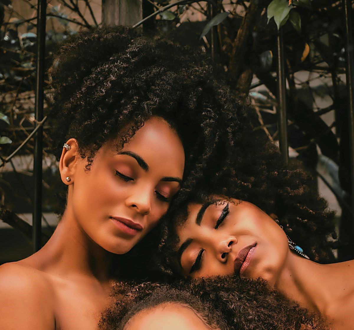 recogido con pelo rizado