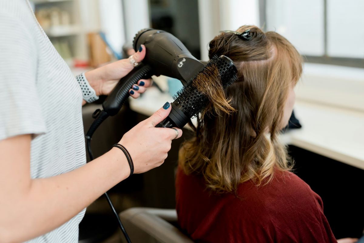 aprender peluquería siendo maquillador