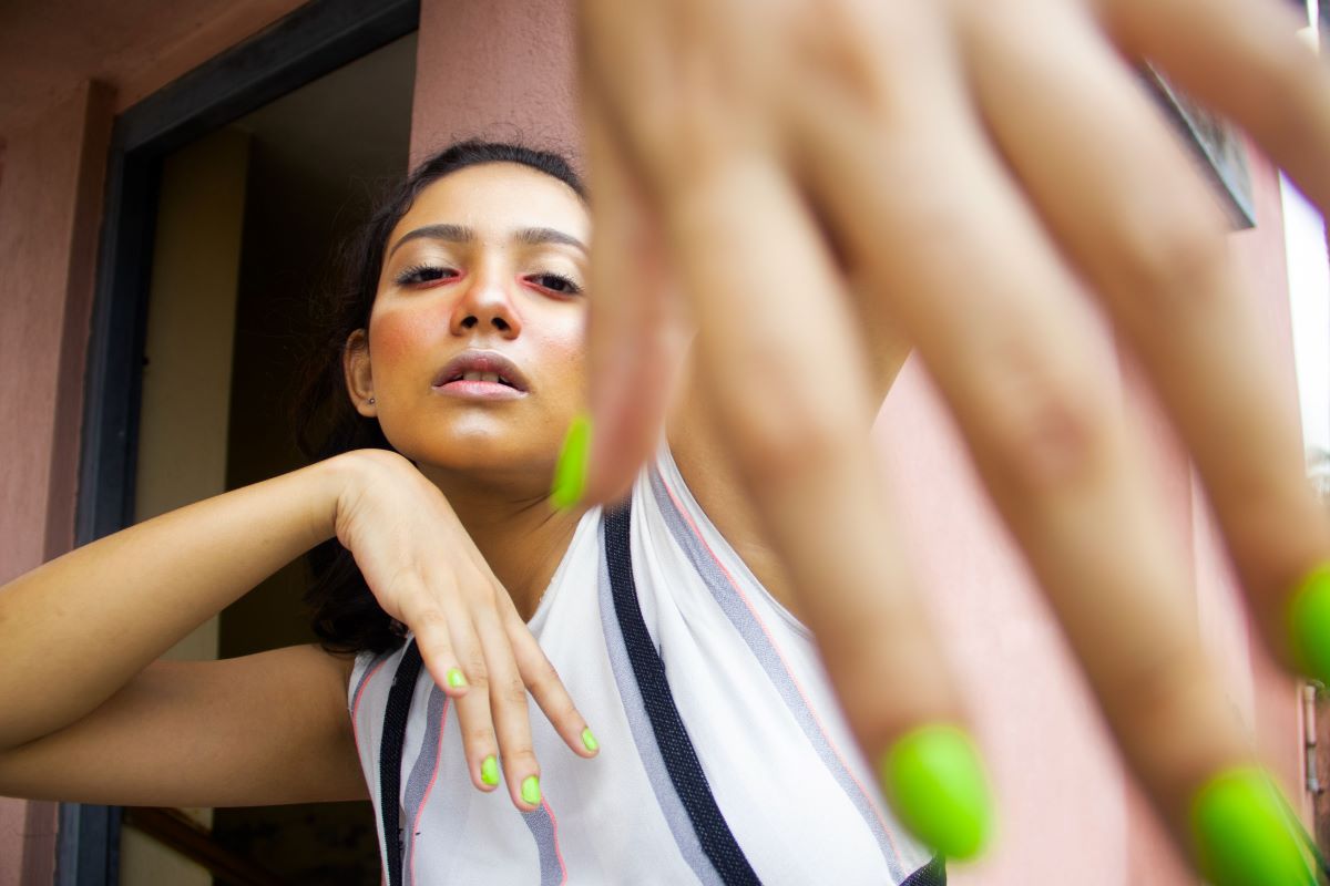 manicura tono pistacho