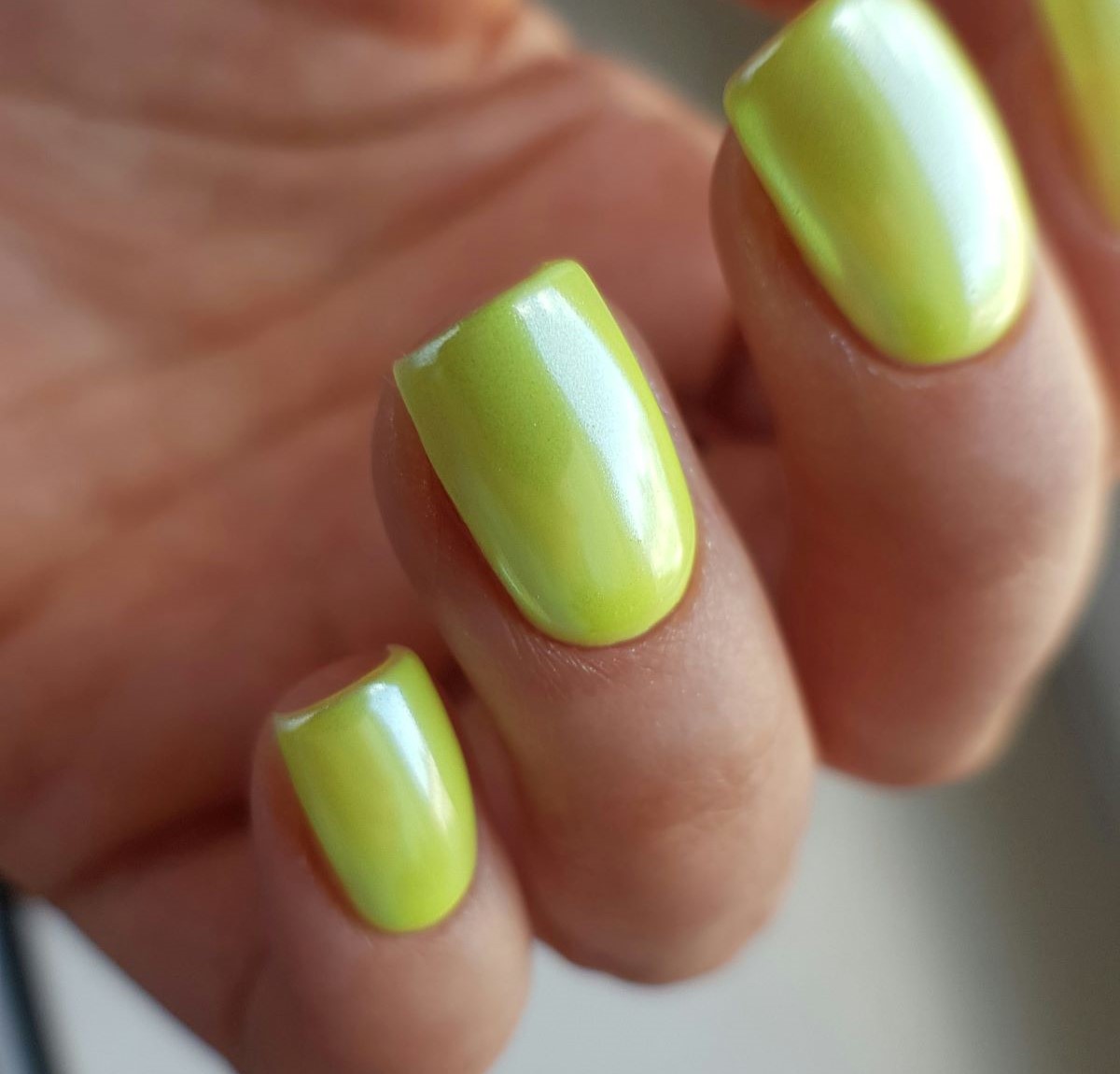 manicura color verde pistacho