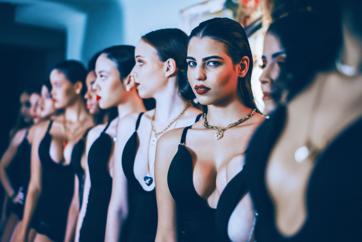 maquillaje en el backstage del desfile 